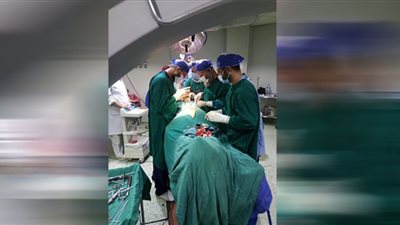 جراحة دقيقة لسيدة مسنة بالعمود الفقري ببني سويف