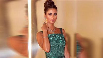 اللون الفوشيا يعكس أنوثة فرح علي عبر 