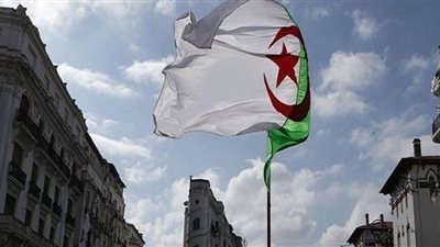 الجيش الجزائري يقوم باستعراض عسكري ضخم بمناسبة الذكرى الـ60 للاستقلال