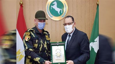 محافظ الشرقية يُكرم المستشار العسكري تقديراً لجهوده خلال فتره عمله بالمحافظة