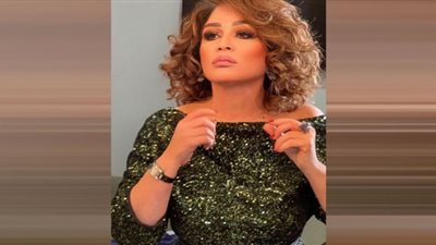 بإطلالة راقية.. إلهام شاهين تروج لحلقتها في 