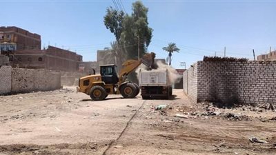 رفع تراكمات القمامة والاشغالات بنجع طلحة بمدينة دشنا