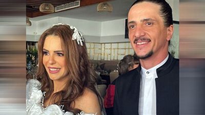 شاهد.. دنيا عبدالعزيز تجمع بين الأنوثة والجمال في عقد قرانها