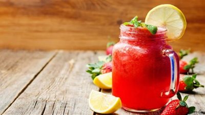 يقي من الإصابة بالنقرس.. طريقة تحضير مشروب الليمون بالفراولة