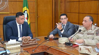 محافظ الدقهلية يناقش آلية تسليم المشروعات التى تم الإنتهاء منها بمبادرة حياة كريمة