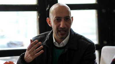 ناقد رياضي يطالب بإيقاف أيمن الكاشف عن التعليق