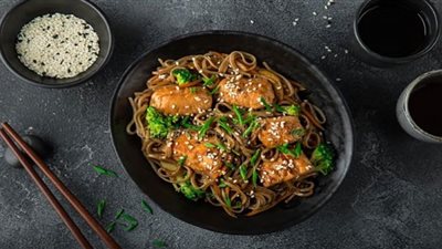 عشاق التجديد.. طريقة عمل نودلز بسمك السلمون