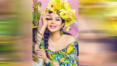 لجين عمران تعتمد موضة تاج الزهور وتشعل الإنستجرام