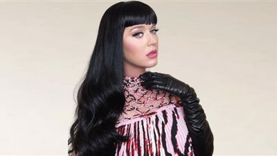 بالصور| كاتي بيري تعتمد جلد الثعبان وتظهر ببطن مكشوف في أحدث ظهور