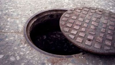 القبض على عاطل متهم بسرقة أغطية البالوعات في الإسماعيلية