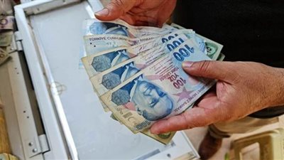 الليرة التركية تواصل الانهيار لليوم السابع مقابل الدولار