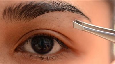 حكم إزالة الشعر الزائد من الحواجب دون رسمها