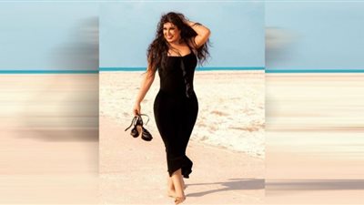 شاهد| فيفي عبده تتألق ببدلة فوشيا في أحدث ظهور