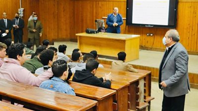 رئيس جامعة الدلتا يتابع انتظام الدراسة بالفصل الدراسى الثانى