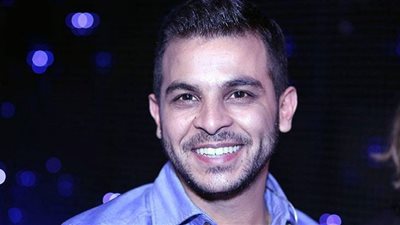 رسالة لكل غزال في مصر.. محمد رشاد يروج لأغنيته الجديدة (فيديو)