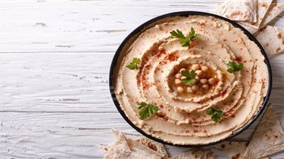 مقبلات سفرة العيد.. طريقة عمل سلطة الحمص بالطحينة