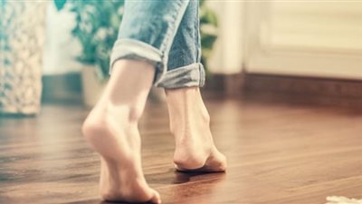 طبيب روسي يوضح خطورة المشي حافي القدمين