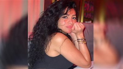 من عقد قران دنيا عبد العزيز.. ميرهان حسين تستعرض نحافة خصرها بفستان مُجسم