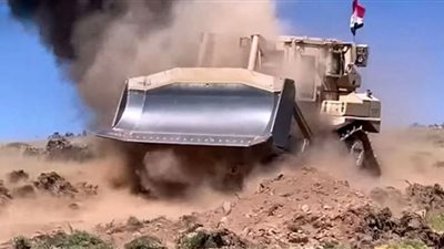 شاهد.. لحظة انفجار لغم يعود للحرب العراقية الإيرانية في جرافة مصفحة