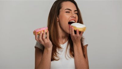 أكل الحلويات يسبب العمى في هذه الحالة.. طبيب يحذر من كارثة