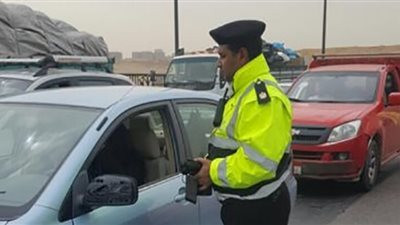 لمواجهه تكدسات الظهيرة.. حملات مرورية مكثفة بشوارع وميادين الجيزة
