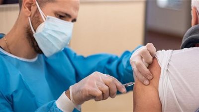 طبيب روسي يكشف العوامل التي تحدد استجابة الجسم للتطعيم المعزز