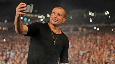 عمرو دياب يحسم جدل حذف ألبوماته على 