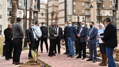 وزير الإسكان يتفقد المشروعات السكنية فى حدائق أكتوبر وأكتوبر الجديدة
