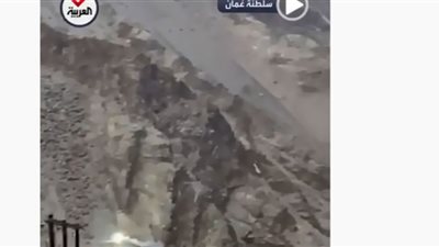 (شاهد) سيول جارفة تشعل النار في أبراج الكهرباء بعمان