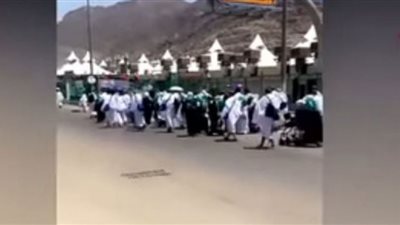 لحظة وصول الحجاج لمشعر منى لاستكمال مناسك الحج (بث مباشر)