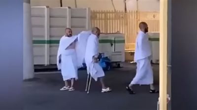 حاج بقدم مبتورة يصل إلى منى استعدادا لصعود عرفات.. شاهد