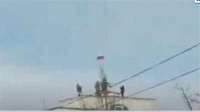 فيديو.. لحظة رفع العلم الروسي فوق محطة لتوليد الكهرباء جنوب أوكرانيا