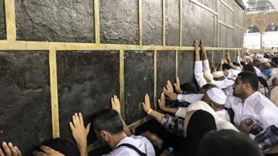 حكم مس الكعبة والتعلق بأستارها بقصد التبرك