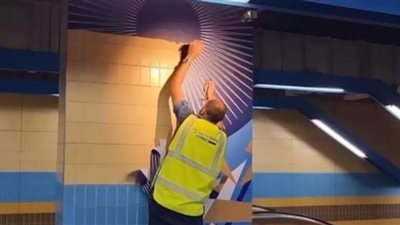 إزالة رسومات محطة مترو كلية البنات