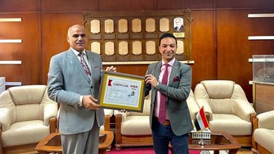 تكرم رئيس قسم الجرافيك بكلية الفنون بالأقصر بعد منحه الدكتوراة الفخرية من ديلفورد الأمريكية