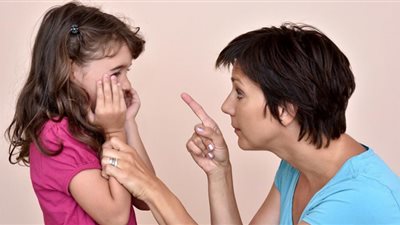 التعرض للإيذاء الجسدي في الطفولة يسبب أمراض خطيرة في المستقبل.. طبيبة تحذر
