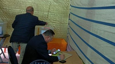 رئيس جامعة الإسكندرية يدلى بصوته فى انتخابات نقابة المهندسين