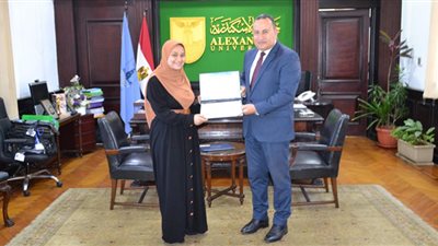 رئيس جامعة الاسكندرية يكرم الطالبتان آية جمال وشيرويت جابر لتميزهما دولياً