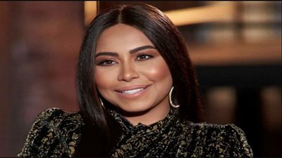 بالزهور المبهجة.. شيرين تشعل الأجواء في دبي