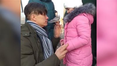 وداع مؤلم.. أب أوكراني يرسل طفلته لبر الأمان ويبقى للقتال (فيديو)