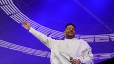 حماقي يفاجىء جمهوره بـ 