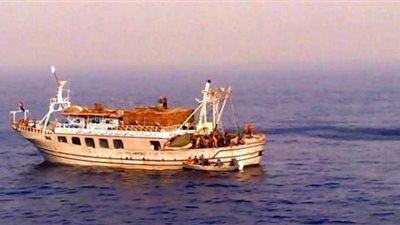 بسبب شدة الرياح .. إنقاذ مركب صيد من الغرق في الإسكندرية