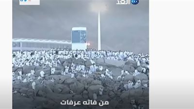 اللون الأبيض يغطي جبل عرفات (شاهد)
