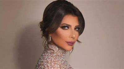 أصالة تخرج عن المألوف بفستان منفوخ ومكياج صاخب في أغنيتها 