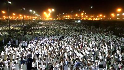 نفرة الحجيج من صعيد عرفات بعد إتمام الركن الأعظم (فيديو)