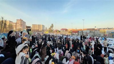 صلاة عيد الأضحى في أسوان .. ساحة مسجد الجامع تشهد آلاف المصلين فغى أجواء مفعمة بالفرحة