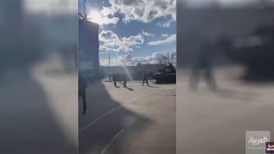 (فيديو) أوكرانيون يحاولون إيقاف الدبابات الروسية بأجسادهم