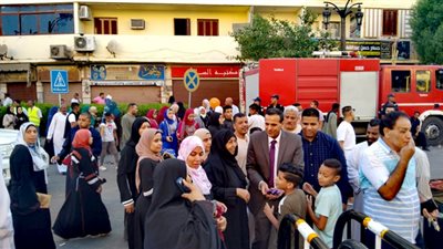 محافظ الأقصر يوزع الحلوى على الأهالي في ميدان أبو الحجاج عقب صلاة العيد (شاهد)