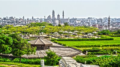 توافد الزوار على حديقة الأزهر في أول أيام العيد