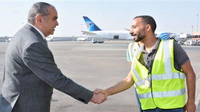 أول أيام عيد الأضحى.. وزير الطيران يتابع حركة التشغيل بمطار القاهرة.. صور